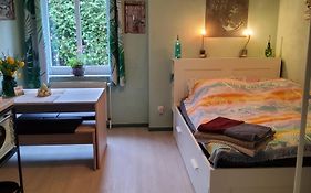 Studio-Apartment mit kleinem Gartenanteil